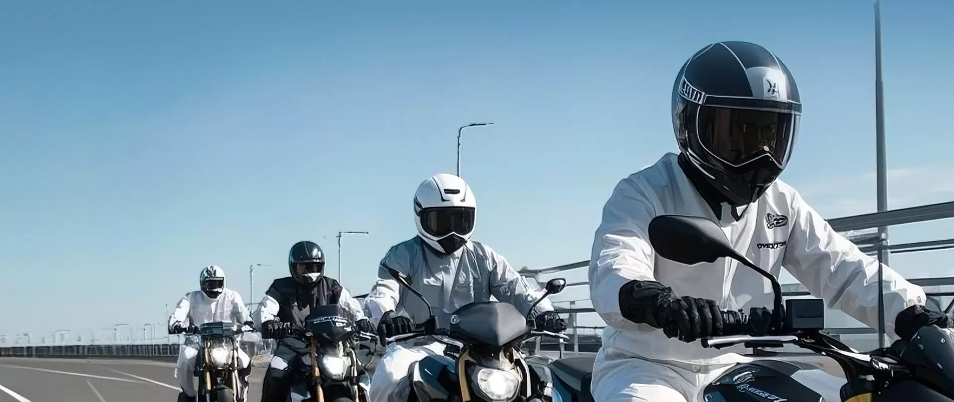 การขับขี่มอเตอร์ไซค์ การสำรวจกลางแจ้ง และการฝึกทหาร