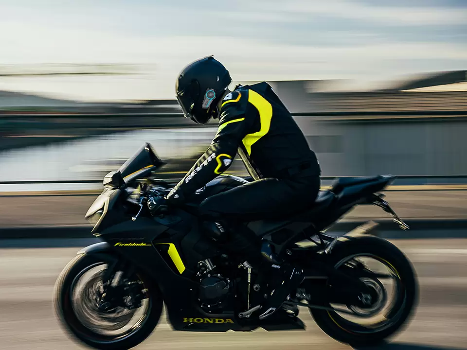 การขับขี่มอเตอร์ไซค์ การสำรวจกลางแจ้ง และการฝึกทหาร