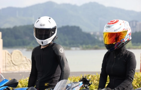 อยู่ห่างๆ ไว้ เชื่อมต่ออยู่เสมอ: เหตุใดชุดหูฟังบลูทูธตัดเสียงรบกวนจึงจำเป็นสำหรับนักขี่มอเตอร์ไซค์ยุคใหม่